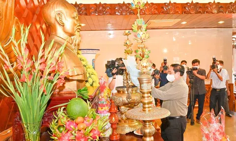 Thủ tướng Phạm Minh Chính dâng hoa thắp hương viếng Chủ tịch Hồ Chí Minh tại Chi nhánh bảo tàng Bình Thuận