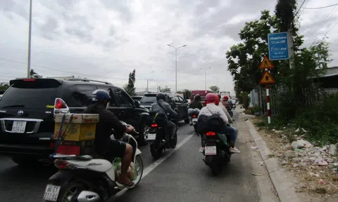 Quốc lộ 1A qua Bình Thuận: Xe nối đuôi chen dày