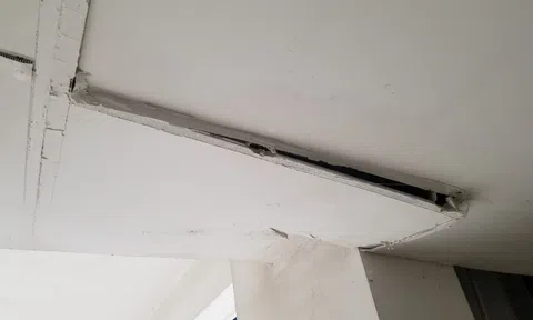 Thừa Thiên Huế: Người dân bất an trước nguy cơ trần thạch cao ở chung cư sập