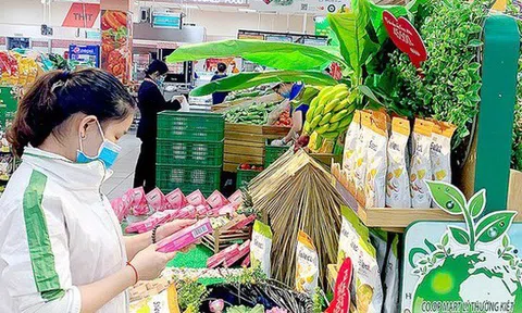 Hàng hóa tăng giá, người tiêu dùng thắt chặt chi tiêu