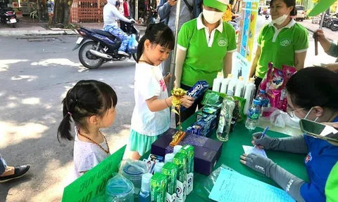 Quận Ba Đình (Hà Nội) tổ chức nhiều điểm thu đổi rác tái chế lấy quà tặng