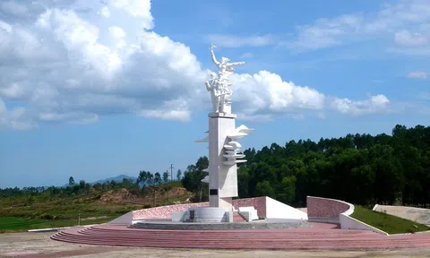 Chuyện tình và bài thơ thêu trên gối cưới của một trong 10 cô gái ngã ba Đồng Lộc