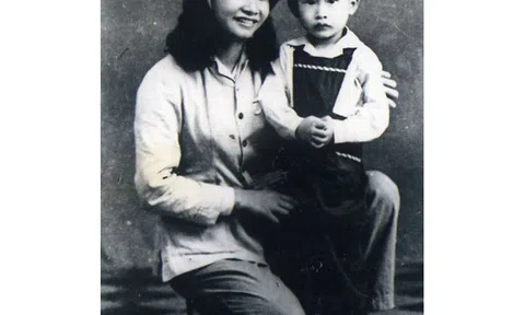 “Con ở lại với ông bà, mẹ đi chiến trường nhé"