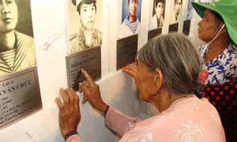 Nước mắt người vợ tại khu tưởng niệm Gạc Ma