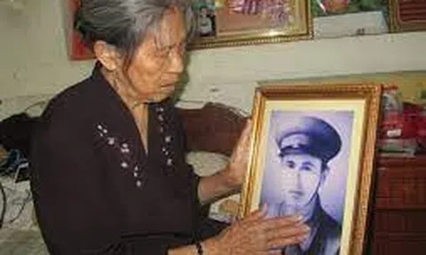 Người đàn bà nép sau cánh cửa