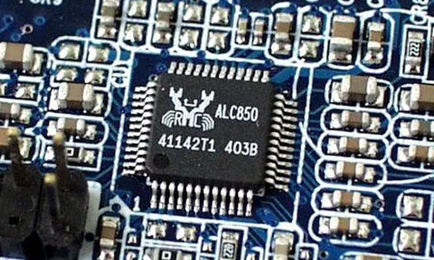 Cuộc chiến xung quanh “con chíp”