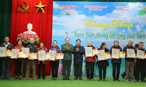 Chương trình “Xuân Biên phòng ấm lòng dân biển” trao 160 suất quà tặng gia đình chính sách, có hoàn cảnh khó khăn tại huyện Tiên Lãng (Hải Phòng)