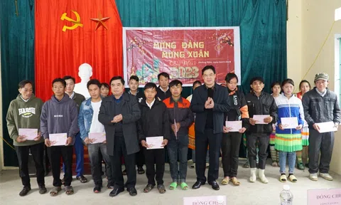 Cao Bằng: Đoàn công tác của tỉnh tặng quà, ăn Tết với đồng bào dân tộc Mông xóm Phiêng Nặm (Bảo Lâm)