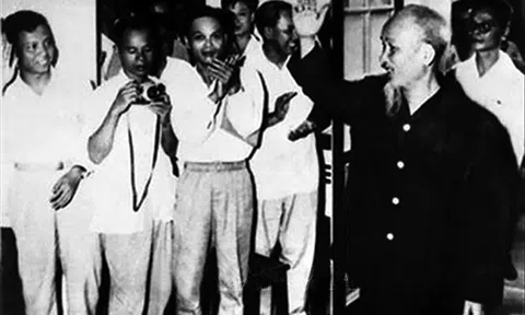 Bác Hồ phê bình báo tết