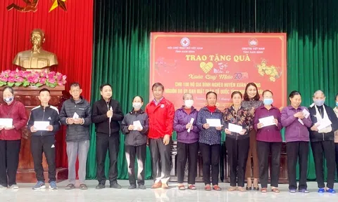 Nam Định: Hội Chữ thập đỏ phối hợp với các ban ngành trao quà Tết cho người nghèo