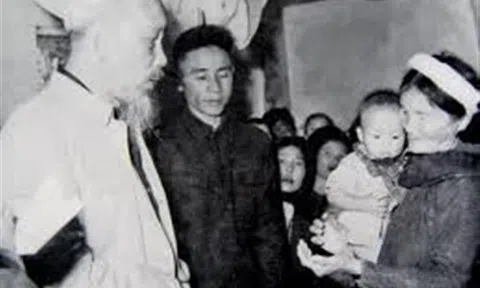 Những câu chuyện cảm động Bác Hồ đi thăm và chúc tết người nghèo