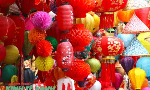 Phố Hàng Mã lung linh sắc màu đón mùa Giáng sinh