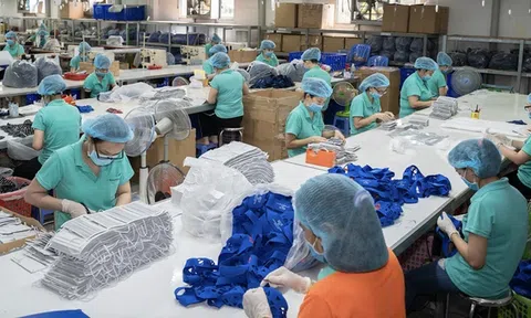 Thị trường khẩu trang sôi động trở lại sau cảnh báo về dịch COVID-19