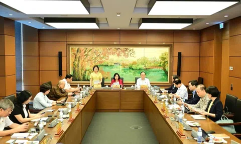 Quốc hội thảo luận về phát triển kinh tế-xã hội và tình hình ngân sách