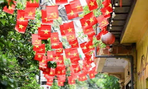 Phố phường Hà Nội rực rỡ cờ hoa, băng rôn mừng Quốc khánh 2/9