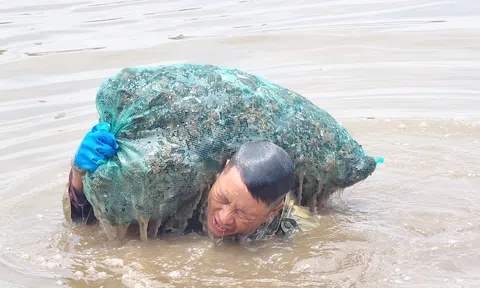 Chuyện người đàn ông làm nghề ‘săn’ vẹm dưới sông