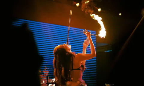 Nữ nghệ sĩ múa lửa và những vết sẹo chai lì sau hào quang sân khấu