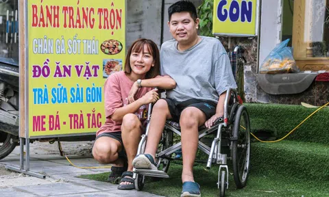 Cô gái Long An và hành trình “làm đôi chân” cho chàng trai khuyết tật nơi đất Bắc