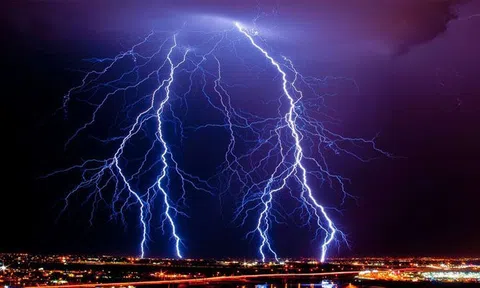 Một người dân bị sét đánh khi gặt lúa, cơ quan chức năng khuyến cáo