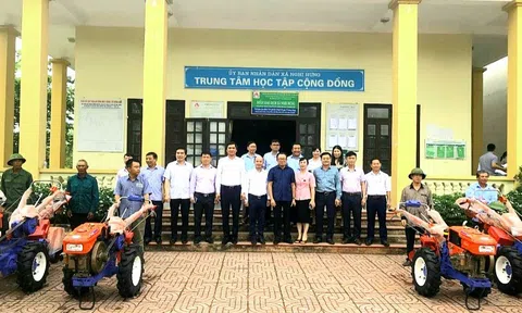 Ủy ban MTTQ tỉnh Nghệ An phối hợp doanh nghiệp tặng máy kéo cho người dân khó khăn