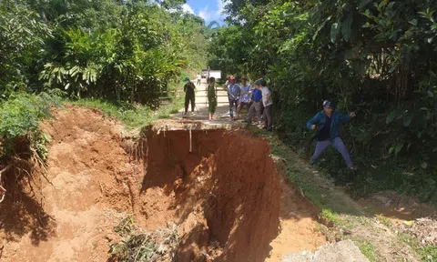 Nghệ An: Nhiều tuyến đường sạt lở nghiêm trọng do mưa lớn