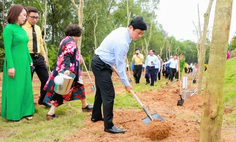 Lãnh đạo tỉnh Nghệ An phát động "Tết trồng cây nhớ ơn Bác Hồ" tại đền thờ gia tiên Chủ tịch Hồ Chí Minh