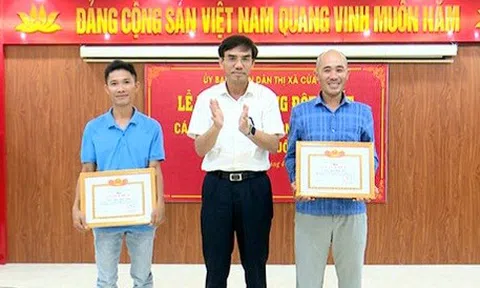 Thị xã Cửa Lò (Nghệ An) khen thưởng 2 ngư dân dũng cảm cứu người đuối nước