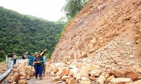 Kỳ Sơn - Nghệ An: Mưa lớn nhiều ngày gây sạt lở nhiều điểm