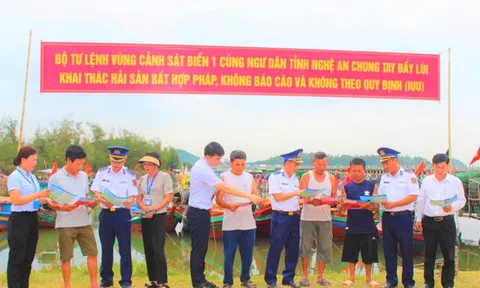 Nghệ An: Cảnh sát biển tuyên truyền cho ngư dân chống khai thác thuỷ sản bất hợp pháp