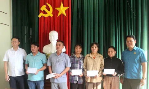 Nghệ An hỗ trợ các ngư dân có tàu cá bị cháy tại huyện Quỳnh Lưu