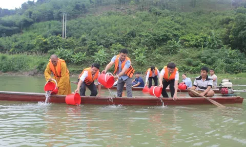 Nghệ An: Thả cá tái tạo nguồn lợi thuỷ sản trên lòng hồ thuỷ điện Khe Bố