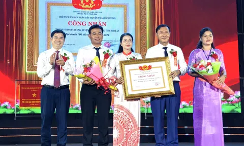 Thị trấn Thanh Chương kỷ niệm 40 năm thành lập và đón nhận Cờ thi đua xuất sắc của Chính phủ