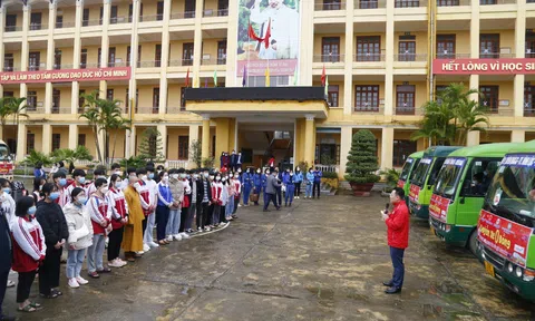 “Chuyến xe 0 đồng” đưa hơn 700 học sinh, sinh viên về quê đón Tết tại Tuyên Quang