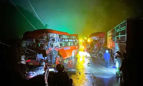 Tuyên Quang: Xe đầu kéo đối đầu xe khách khiến nhiều người thương vong