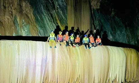 Thạch nhũ trong hang động mới tìm thấy ở Quảng Bình có nguy cơ bị hư hại