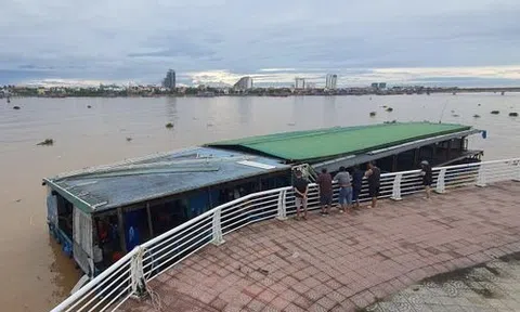 Quảng Bình: Nhà hàng nổi trôi ra cửa biển Nhật Lệ