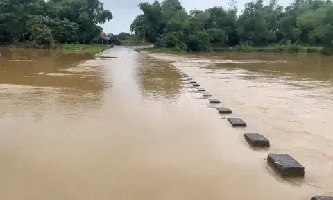 Mưa lớn khiến nhiều nơi ở Quảng Bình bị chia cắt, ngập cục bộ
