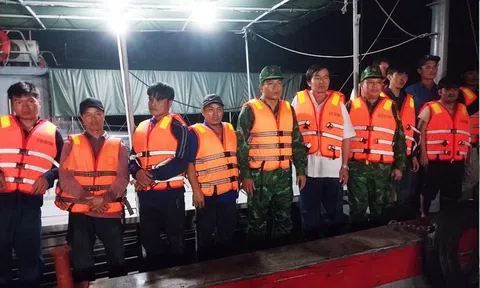 Cứu thành công 10 ngư dân bị nạn trên vùng biển Quảng Bình