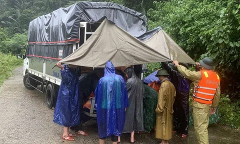 Quảng Bình: Chuyển lương thực, thực phẩm vào các bản làng bị lũ cô lập