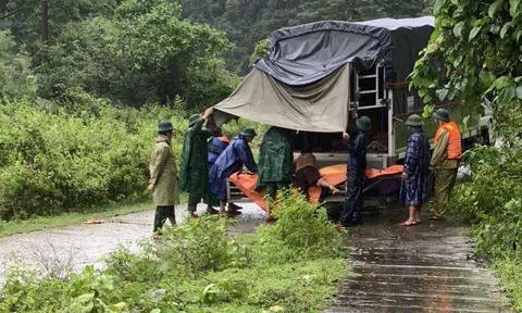 Người dân Quảng Bình tích trữ nhu yếu phẩm phòng lũ lụt kéo dài