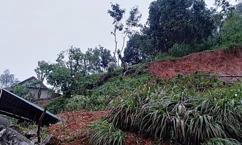 Hạ độ cao ngọn đồi có nguy cơ sạt lở ở Quảng Bình