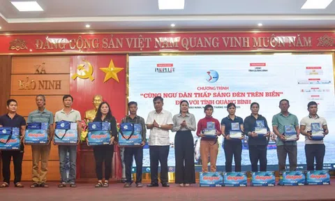 Cùng ngư dân Quảng Bình thắp sáng đèn trên biển