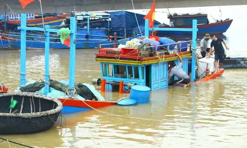 Một tàu cá của ngư dân Quảng Bình bị chìm trên sông Nhật Lệ