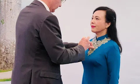 PGS.TS Nguyễn Thị Kim Tiến, nguyên Bộ trưởng Bộ Y tế được nhận Huân chương Bắc Đẩu Bội Tinh lần thứ 2 do Nhà nước Pháp trao tặng