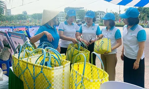 Hà Nội: Liên hiệp phụ nữ Hà Đông phát hơn 3.000 làn nhựa cho hội viên hưởng ứng phong trào sống Xanh- Tiêu dùng sạch