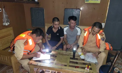 Bắt tàu khai thác cát trái phép trên sông Hồng