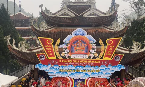 Khai hội Chùa Hương thu hút du khách trải nghiệm 'hành trình về đất Phật'