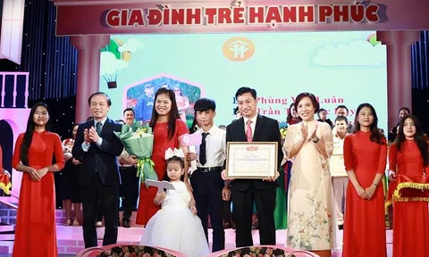 Vinh danh 15 gia đình trẻ tiểu biểu toàn quốc