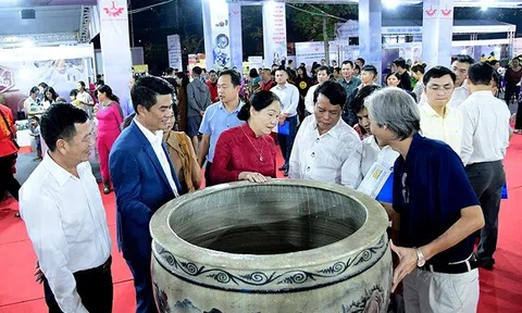 Hà Nội: Bát Tràng trưng bày sản phẩm OCOP, thủ công mỹ nghệ