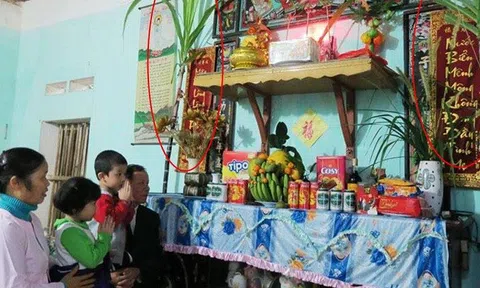 Phong tục thờ cúng của người Việt đặt hai cây mía bên cạnh ban thờ gia tiên ngày Tết